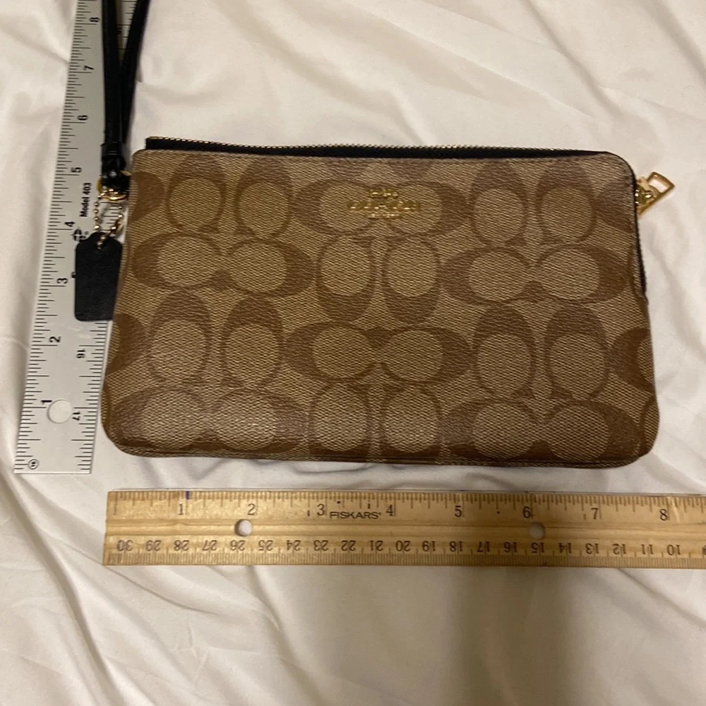 Coach Classic Wristlet, Double Zipper, beige and black, tag, gold hardware EUC - Picture 10 of 10